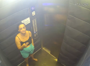 Ela seguiu gravando um novo vídeo com o seu celular, mas esse último vídeo, nunca foi enviado à amiga • Câmera de Segurança/Reprodução