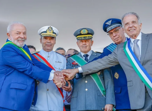 Foto do presidente Luiz Inácio Lula da Silva, do ministro da Defesa, José Mucio, e dos três comandantes das Forças Armadas  • Ricardo Stuckert/PR