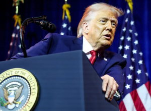 Trump em discurso no Kennedy Center, em Washington, em 06/01/2026.  • REUTERS/Kevin Lamarque