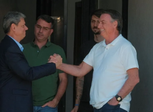 Tarcísio e Bolsonaro se cumprimentam em Brasília  • 29/09/2025REUTERS/Diego Herculano