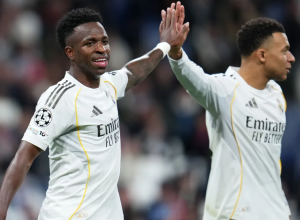 Vini Jr. e Mbappé se cumprimentam após um dos gols do Real Madrid na goleada sobre o Monaco  • Aitor Alcalde/Getty Images