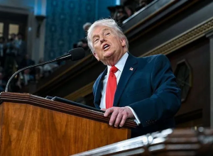 Presidente dos EUA, Donald Trump, discursa sobre o Estado da União durante uma sessão conjunta do Congresso na Câmara dos Representantes, no Capitólio, em 24 de fevereiro de 2026, em Washington, DC  • Kenny Holston-Pool/Getty Images
