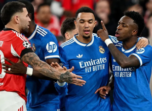 Vinicius Jr., do Real Madrid, discute com Otamendi, do Benfica, durante partida da Champions League  • UEFA/UEFA via Getty Images