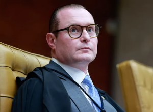 Via @portalmigalhas | Ministro Cristiano Zanin negou seguimento a reclamação constitucional cuja petição foi redigida com auxílio de inteligência artificial. Ela mencionava julgados inexistentes e atribuía, de forma indevida, conteúdos incorretos a súmulas vinculantes do STF.