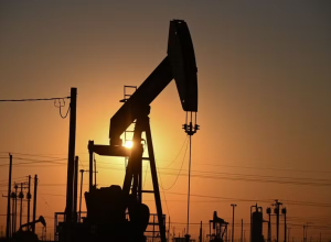 Preços do petróleo subiram mais de 5% na terça-feira, após ataque do Irã a Israel — Foto: Robyn BECK / AFP